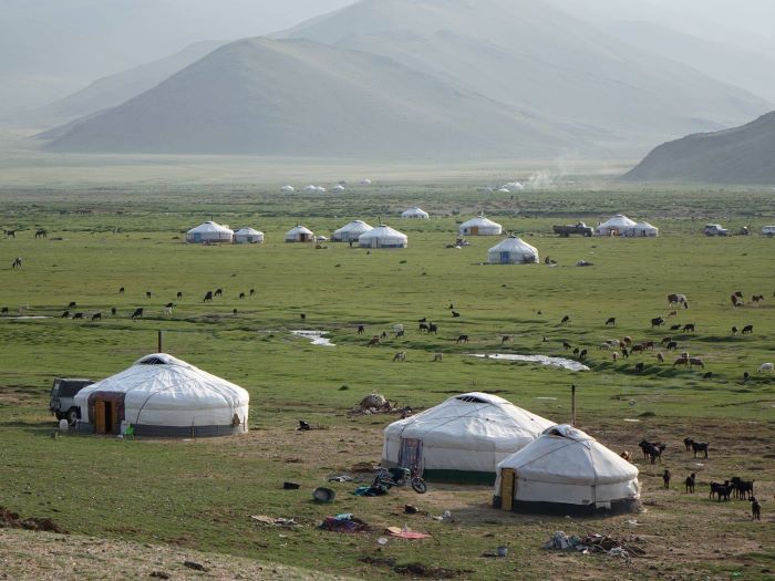 Campement de yourtes dans l'Altaï mongol. Photo : Sébastien de Nord Espaces