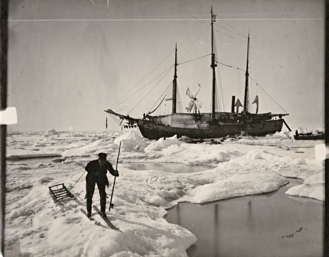 Le FRAM et son moulin à vent, prisonnier de la banquise arctique durant l'été 1894. Le docteur Henrik Greve Blessing part collecter des échantillons d'algues. Si l'expédition n'a pas atteint le pôle Nord, ses résultats scientifiques furent d'une grande importance pour la recherche polaire. Photo de Fridtjof Nansen, National Library of Norway / Wikimedia Commons