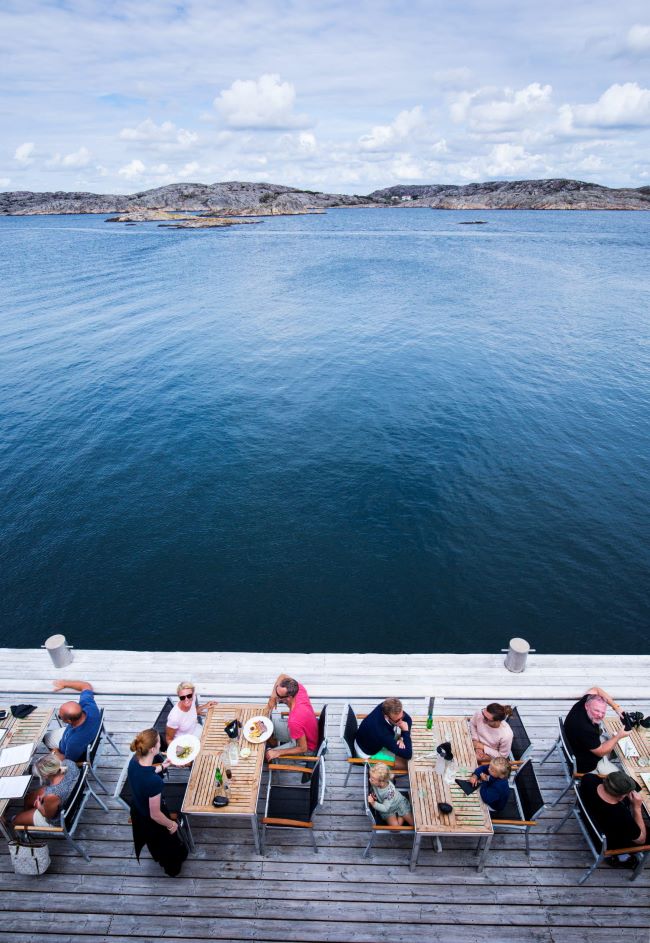 La terrasse du restaurant de l'hôtel Salt & Sill sur l'île de Klädesholmen. Photo de Roger Borgelid / westsweden.com