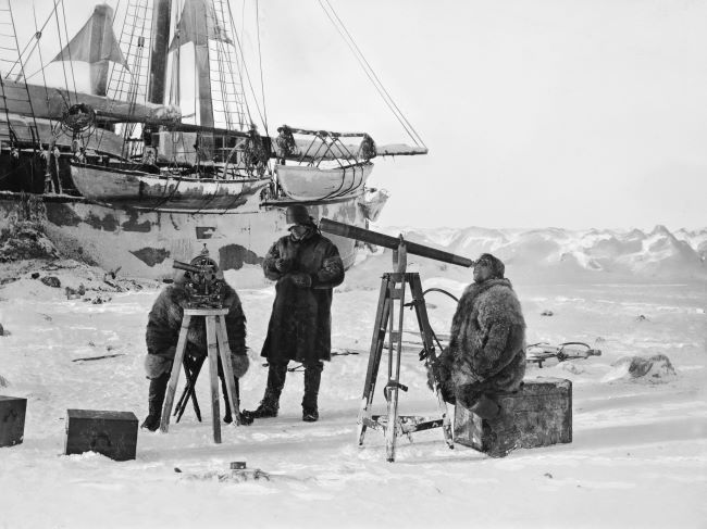 De gauche à droite, Hjalmar Johansen, Fridtjof Nansen et Sigurd Scott Hansen observent lors une éclipse solaire le 6 avril 1894. Photo Bibliothèque Nationale de Norvège / Unsplash